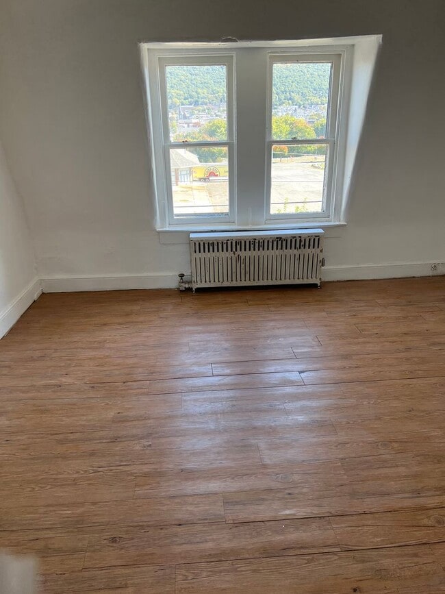 Building Photo - 864 N 6th St