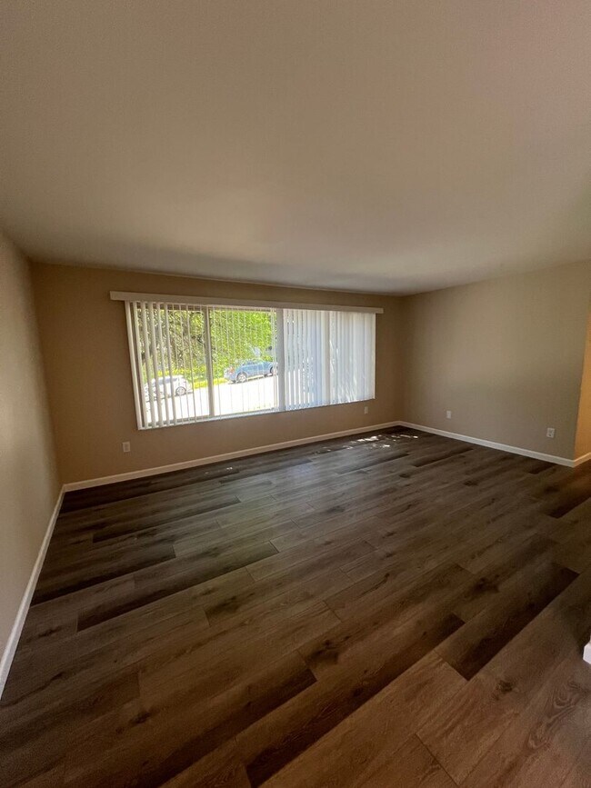 Building Photo - Newly Renovated 1-Bedroom Apartment in the Heart of Everett