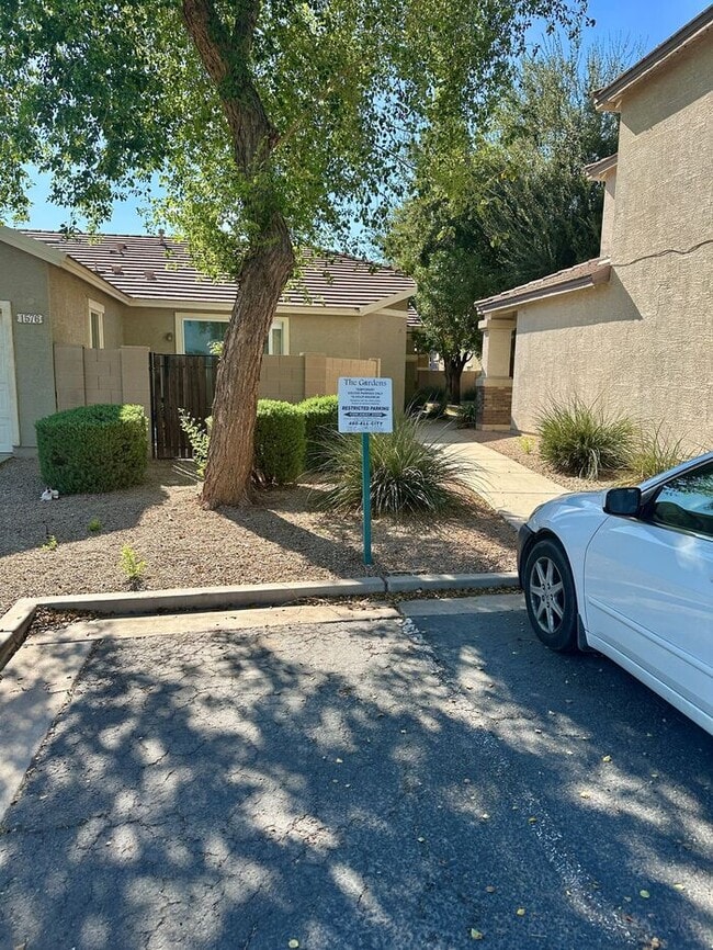 Building Photo - Completely adorable Gardens Community in G...