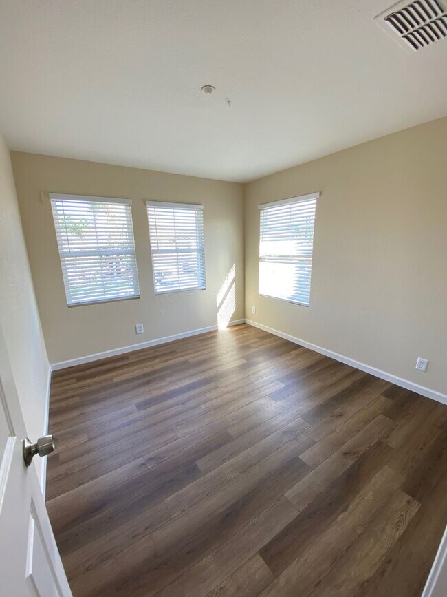 Building Photo - 4 Bed 3 Bath In Brentwood (Recently Updated)