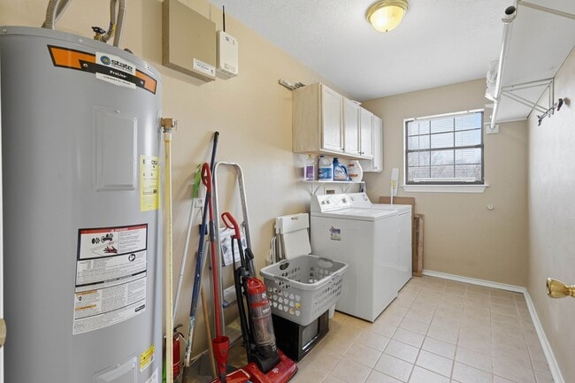 Building Photo - 360 S Lakeside Dr