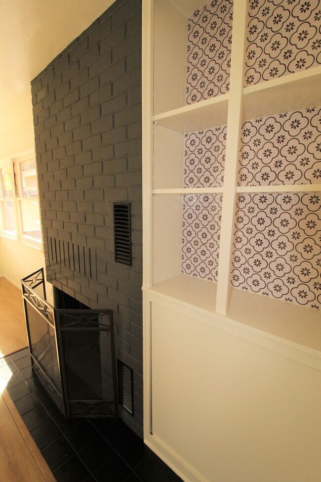 Building Photo - Midtown Ventura Studio with Great Amenities!