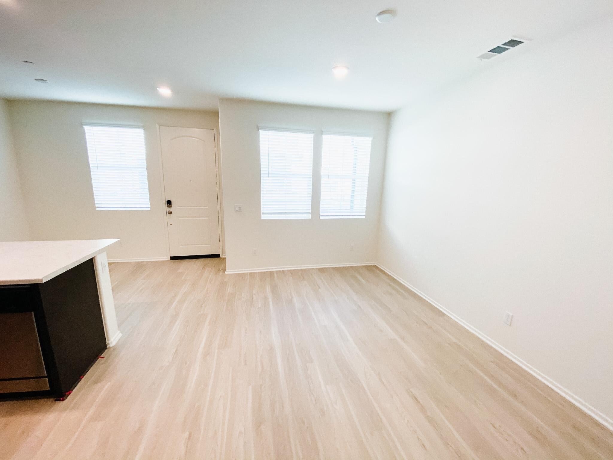 Building Photo - 30436 Town Square Dr