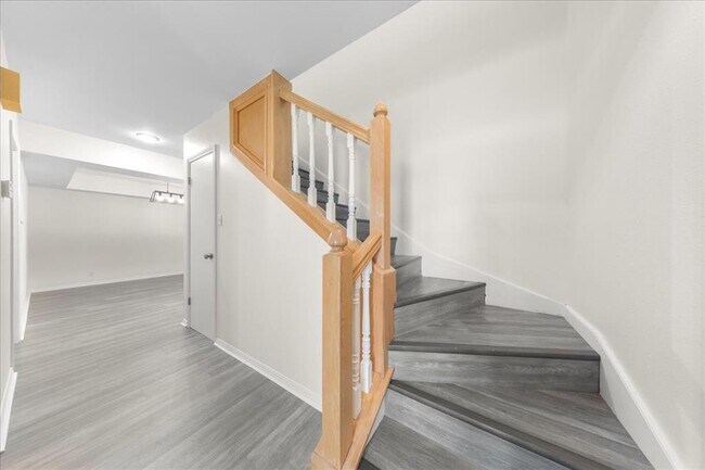 Building Photo - 10900 Crown Colony Dr