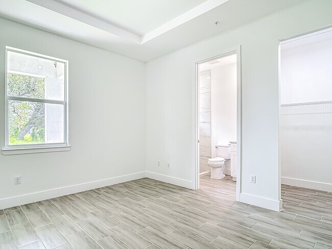 Building Photo - 260 Rotonda Blvd W