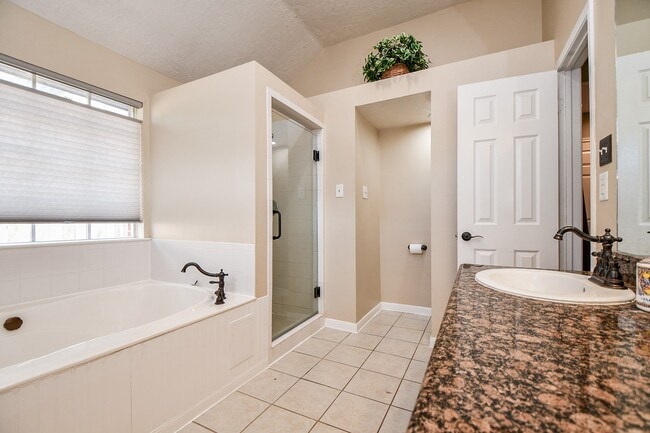 Building Photo - 8323 Lake Crystal Dr