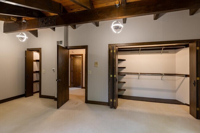 Building Photo - 1240 E Donges Ct