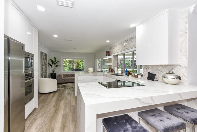 Building Photo - 880 Hickory Terrace