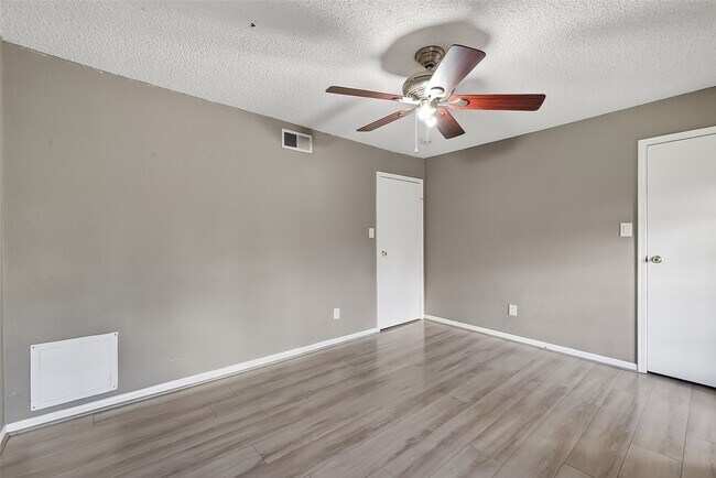 Building Photo - 10615 Briar Forest Dr