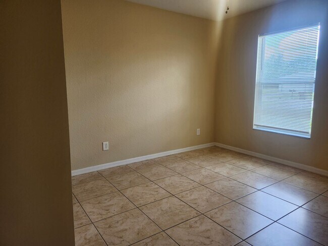 Building Photo - 3 bedroom 2 bath 1 car garage duplex