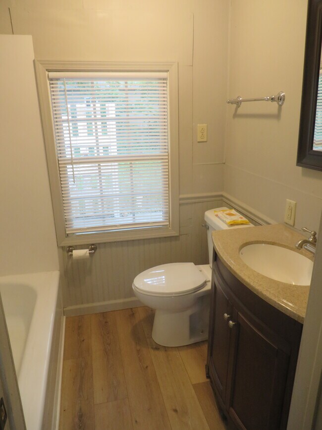 Bathroom - 534 N Warren Ave