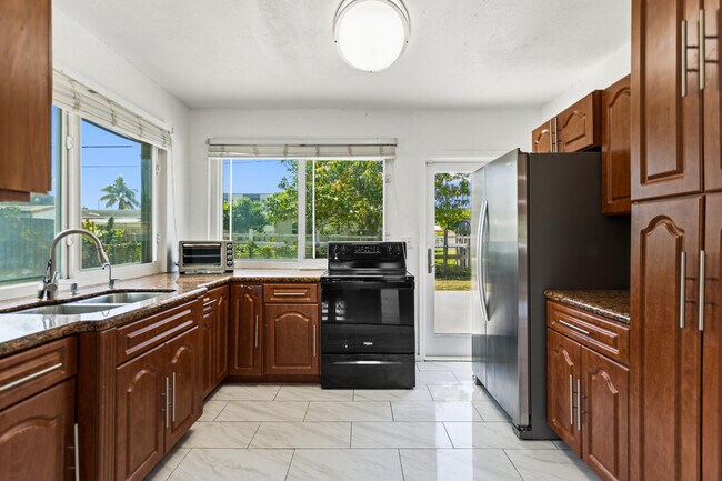 Building Photo - 2748 SW 46th Ct