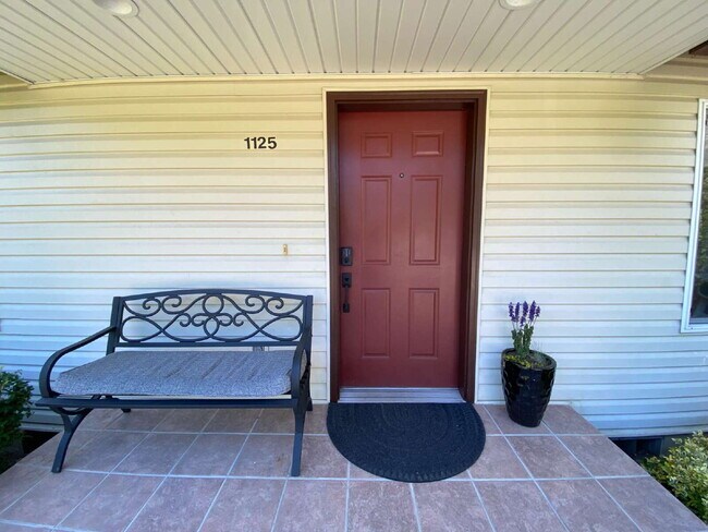 Building Photo - Quiet 3-Bed, 1.5-Bath Home with Large Encl...