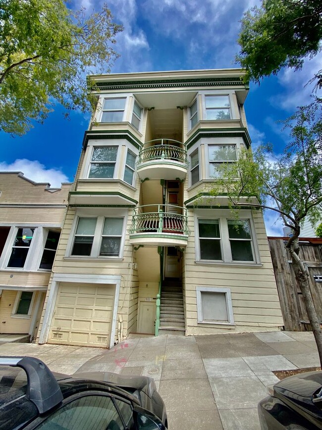 Building Photo - 2BR/1BA Edwardian with Renovated Kitchen &...