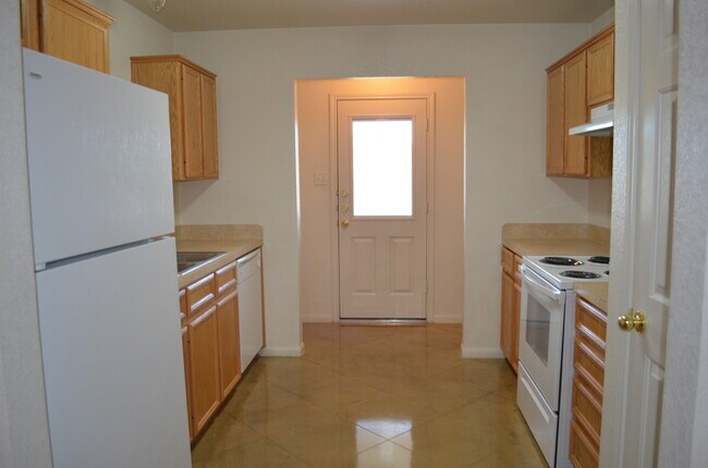 Building Photo - 928 Rosewood Dr