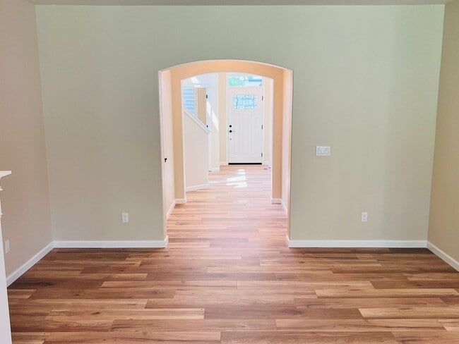 Building Photo - Stunning 5 bedroom W/Bed & Full Bath on Main Floor