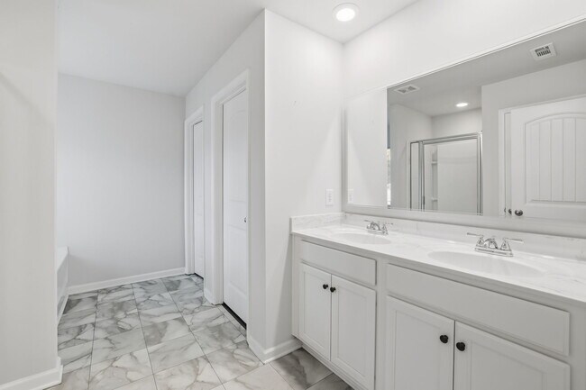 Building Photo - 520 Edgemore Rd