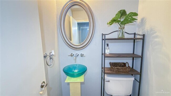 Building Photo - 16 Evergreen Ave