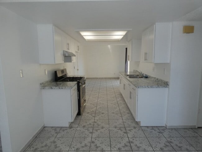 Building Photo - Cozy 2 bedroom 2 bath House with 2 Car Garage