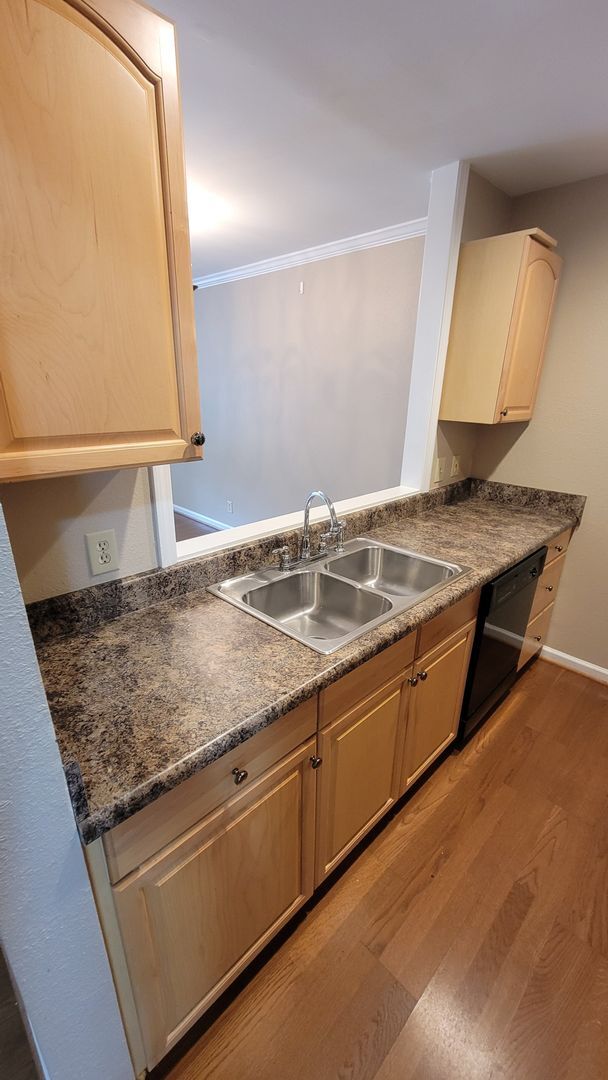 Building Photo - 2 Bed, 1.5 bath Townhome Available in Down...