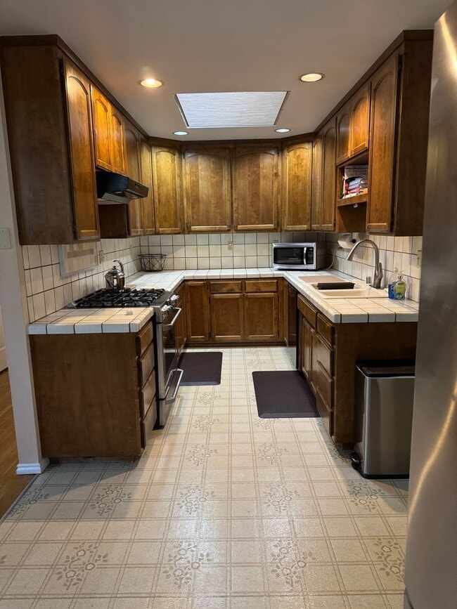 Building Photo - AVAILABLE NOW