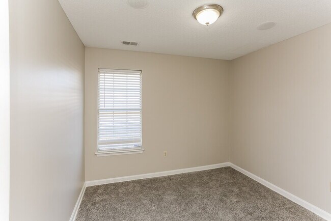 Building Photo - 6688 Ross Manor Dr