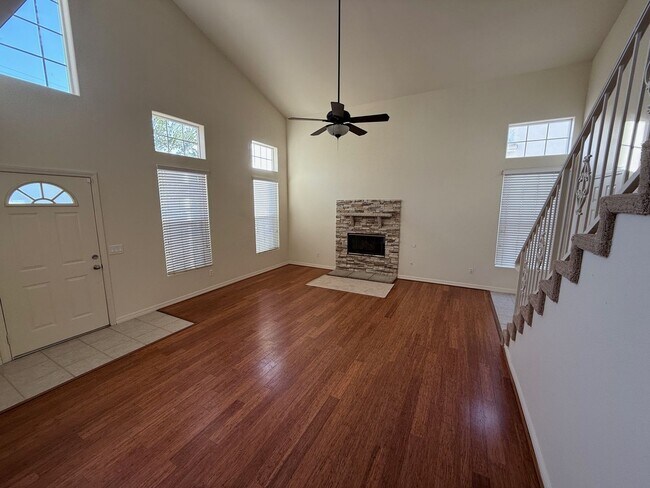Building Photo - Large 4 Bedroom 3 Bath House w/ 2 car garage