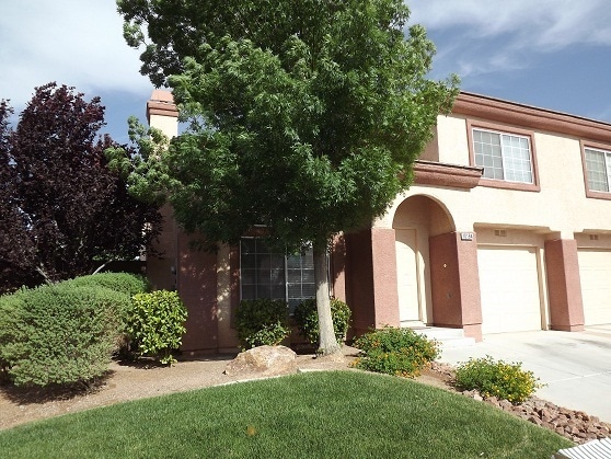 Building Photo - *GREAT TOWNHOME IN GATED "SILVERADO RANCH COMMUNITY!!"