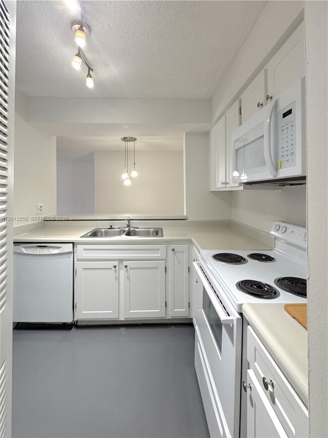 Building Photo - 1281 SW 46th Ave