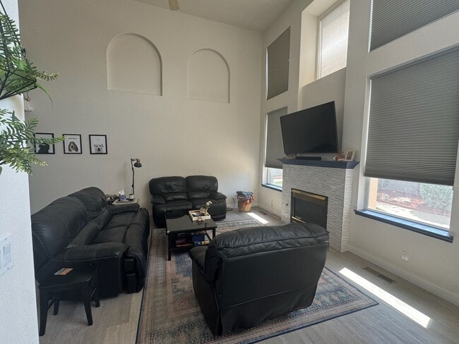 Building Photo - Fully Updated 3BR/2.5BA in Desirable Lampl...