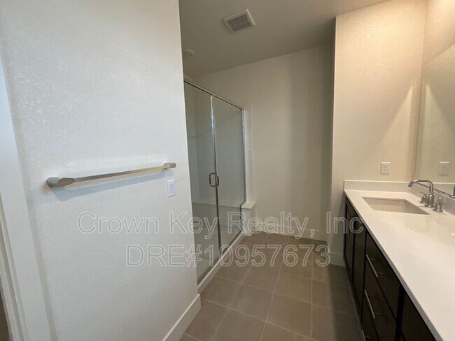 Building Photo - 7236 Diamond Ave