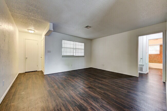 Building Photo - 1627 Surrey Dr