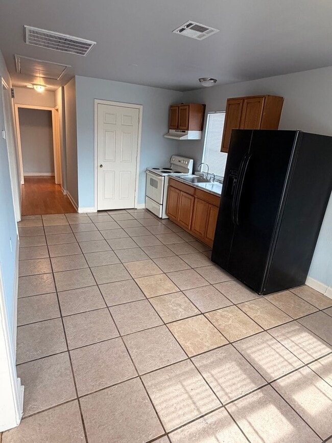 Building Photo - Large 2/3BD AND 2 FULL BATHS