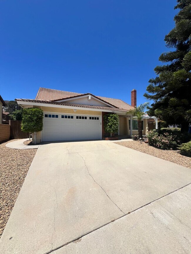 Building Photo - Santa Paula - Spacious pool home in wonder...