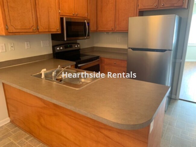 Building Photo - **2 Bedroom 1.5 Bath Townhouse Near Pitt C...