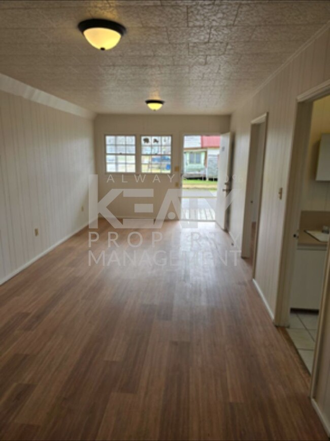 Building Photo - 2 bedroom, 1 bathroom Apartment Available ...