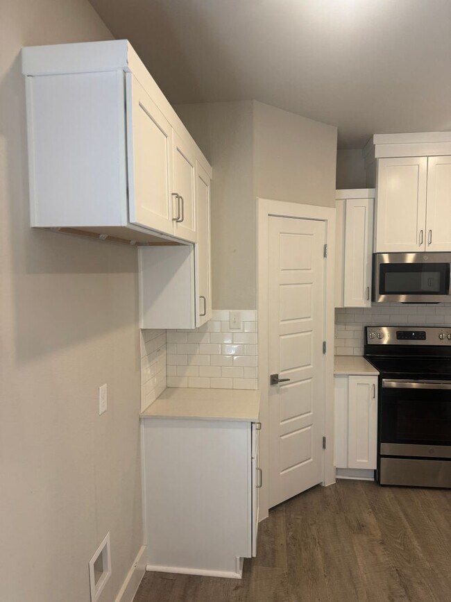 Building Photo - 3/2/2 Cozy Kitchen - Huge Closets - Tub in...