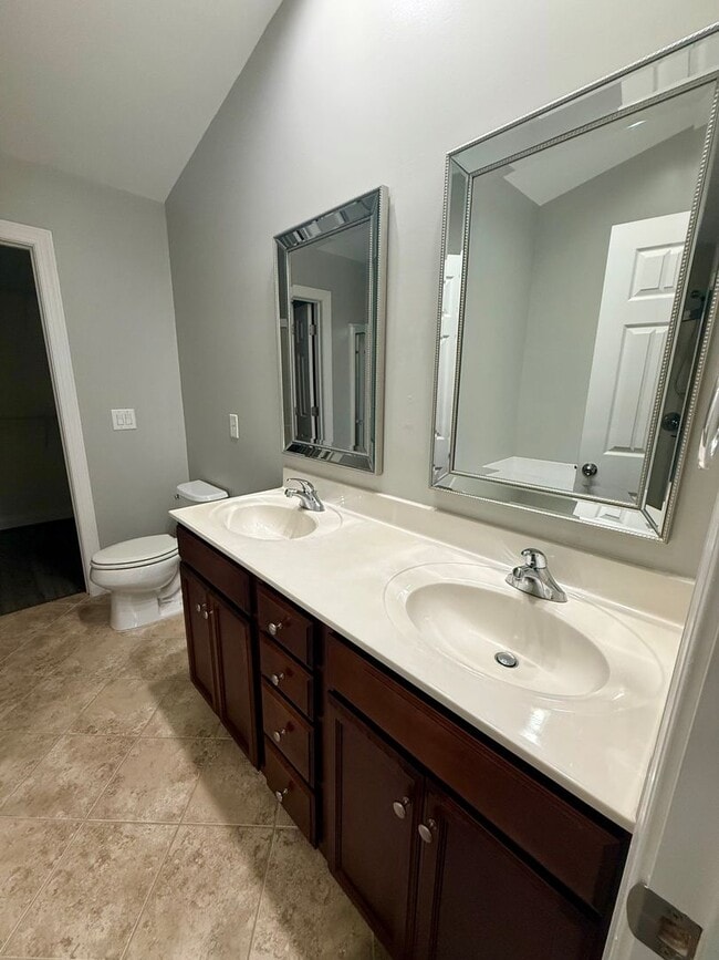 Building Photo - Two bedroom, 2.5 bath condo townhome in Bu...