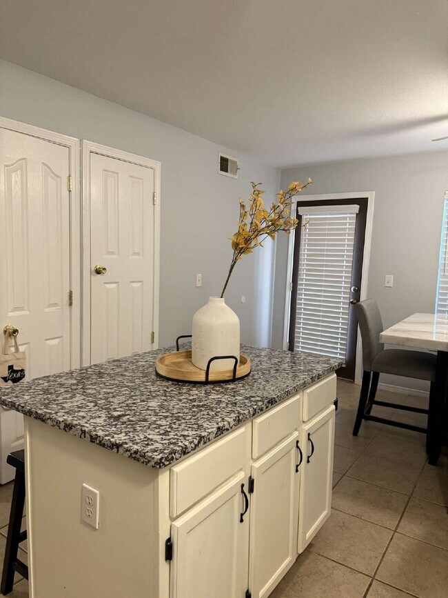 Building Photo - "Charming 3-Bed Oasis with Granite Touches & Cozy Fireplace in El Paso!"