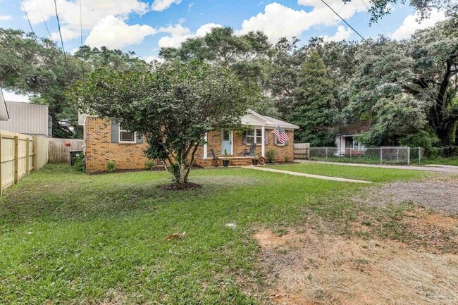 Building Photo - 520 Selina St