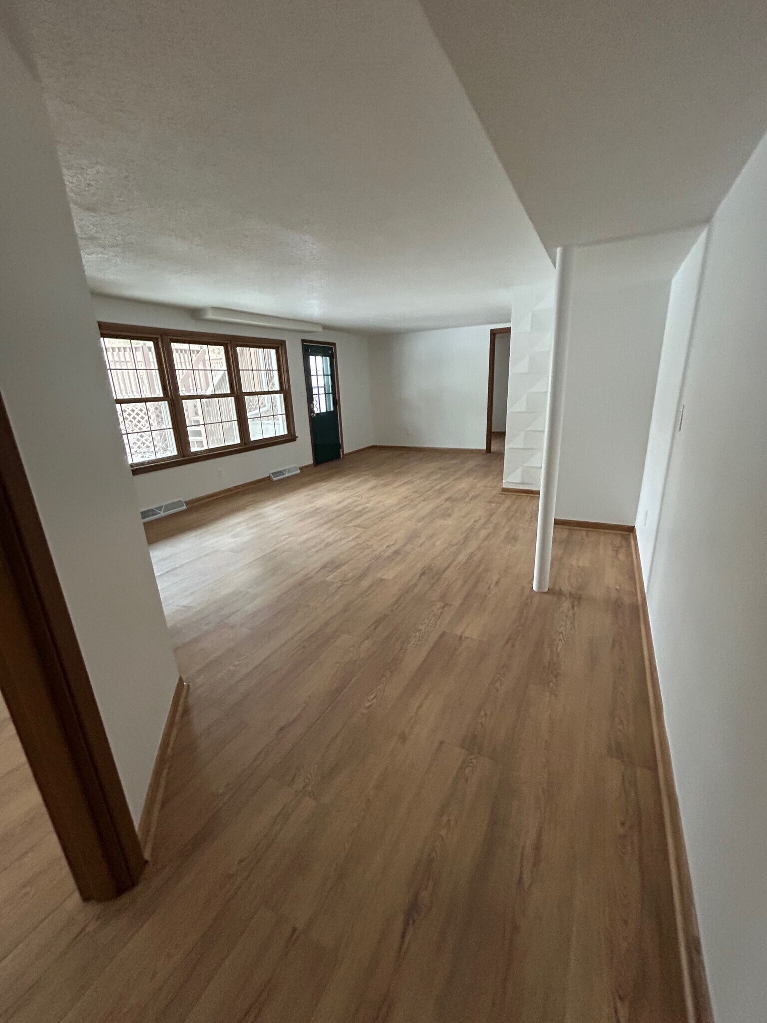 Family Room 22' x 14' - 1511 Hillcrest Ct