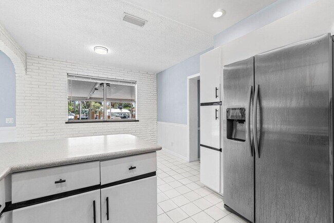 Building Photo - 718 Shore Dr