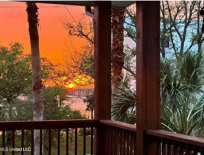 Building Photo - 218 Front St