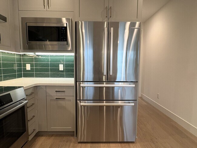 Building Photo - Modern 3BR/3BA Townhome in Prime Mountain View Location