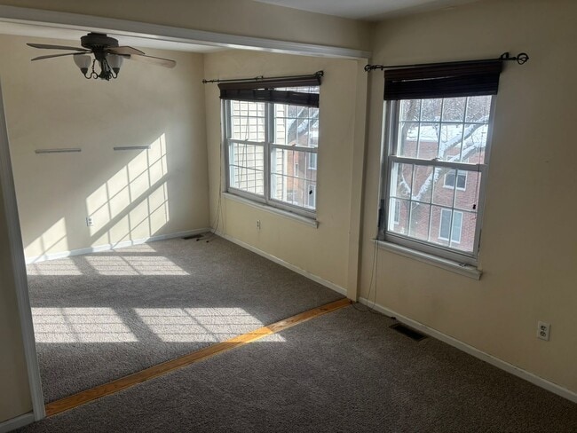 Building Photo - **NEW CARPETING** Abbey Lane Townhome 3 Beds 3 Baths!!