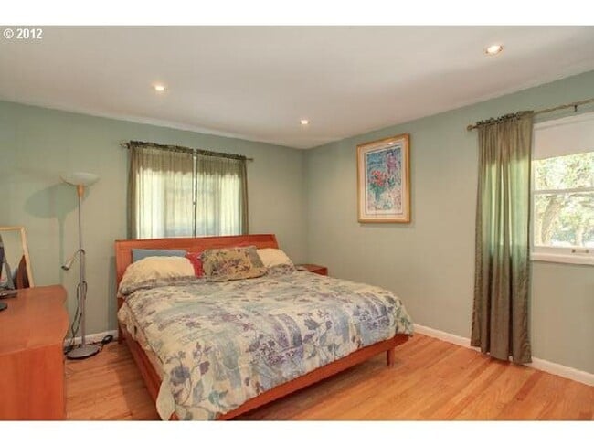 Building Photo - Lovely SW Portland home in RARE Location w...