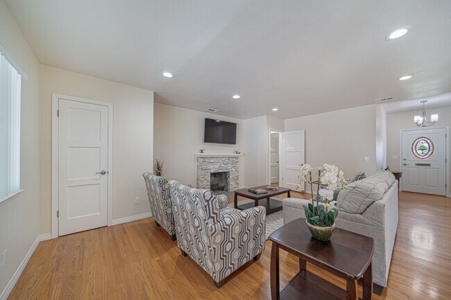 Building Photo - 549 N La Sena Ave