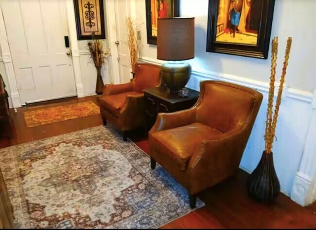 Building Photo - Charming 3BR House in Macon - Walk to Mercer Village and Tatnall Square Park!