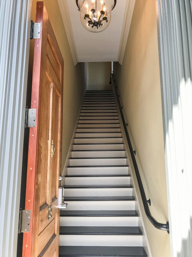 Building Photo - Upscale Luxury Downtown Apartment
