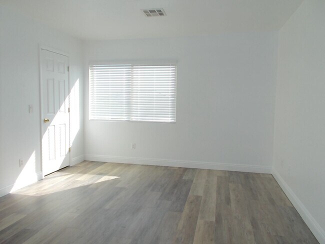 Building Photo - Spacious 4-Bedroom, 2.5-Bathroom Home – Fr...